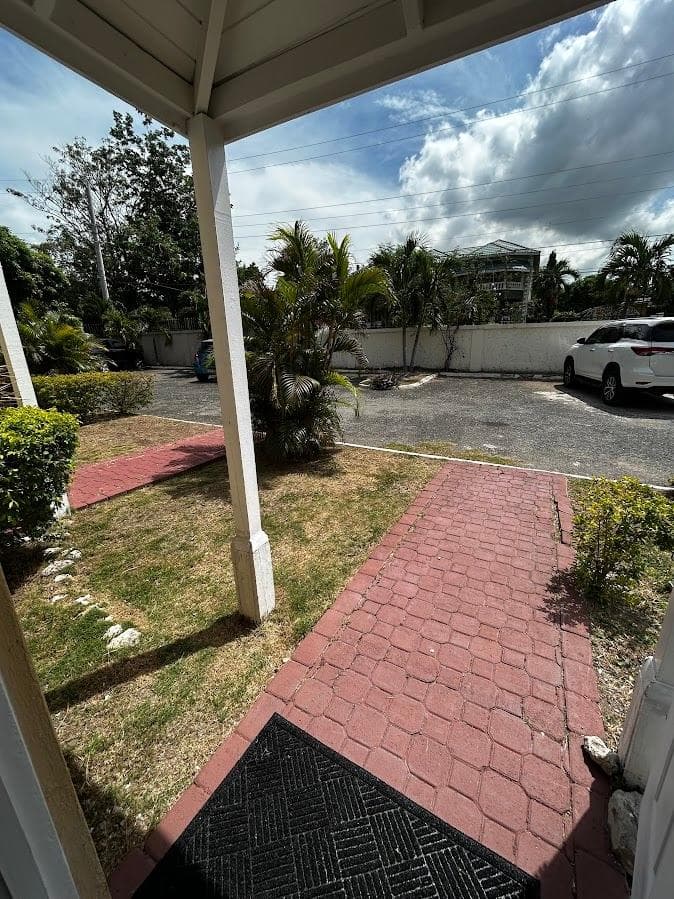 Unit 4, 8 CASSANDRA AVENUE photo 2