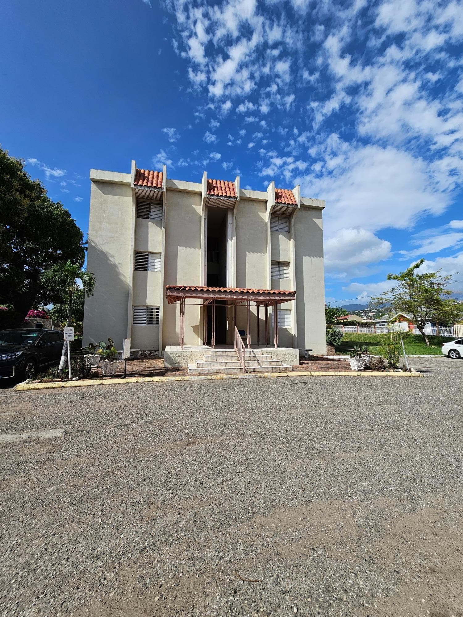 Unit 26, 15-15A KENSINGTON CRESCENT photo 2