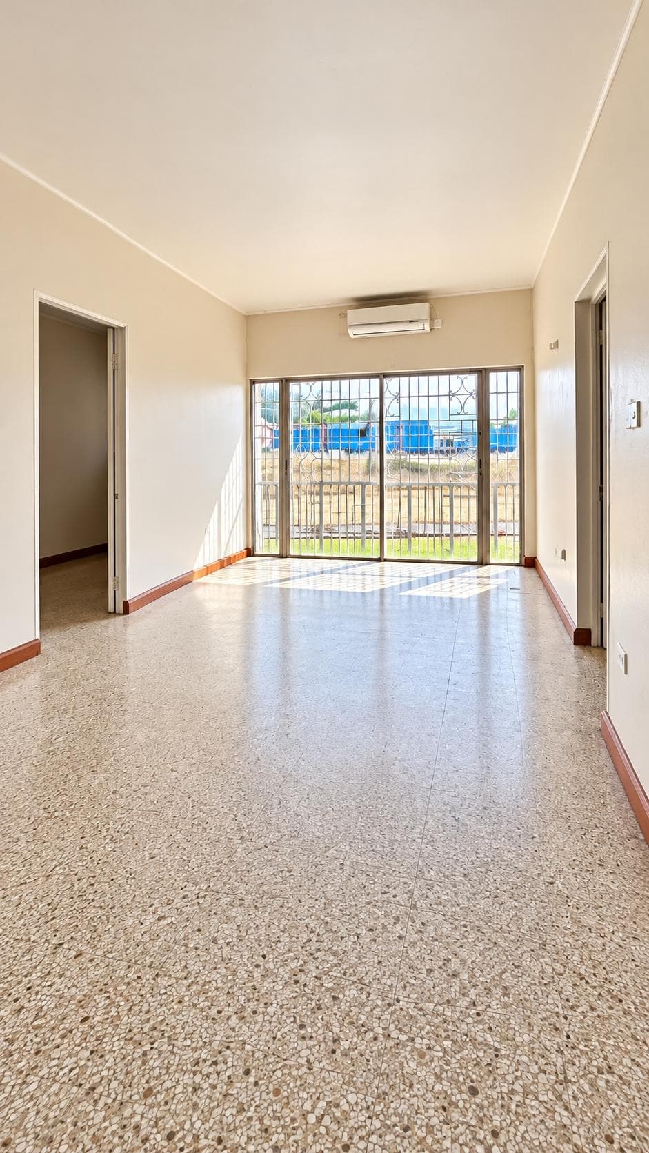 Unit 14, 15-15A KENSINGTON CRESCENT photo 3