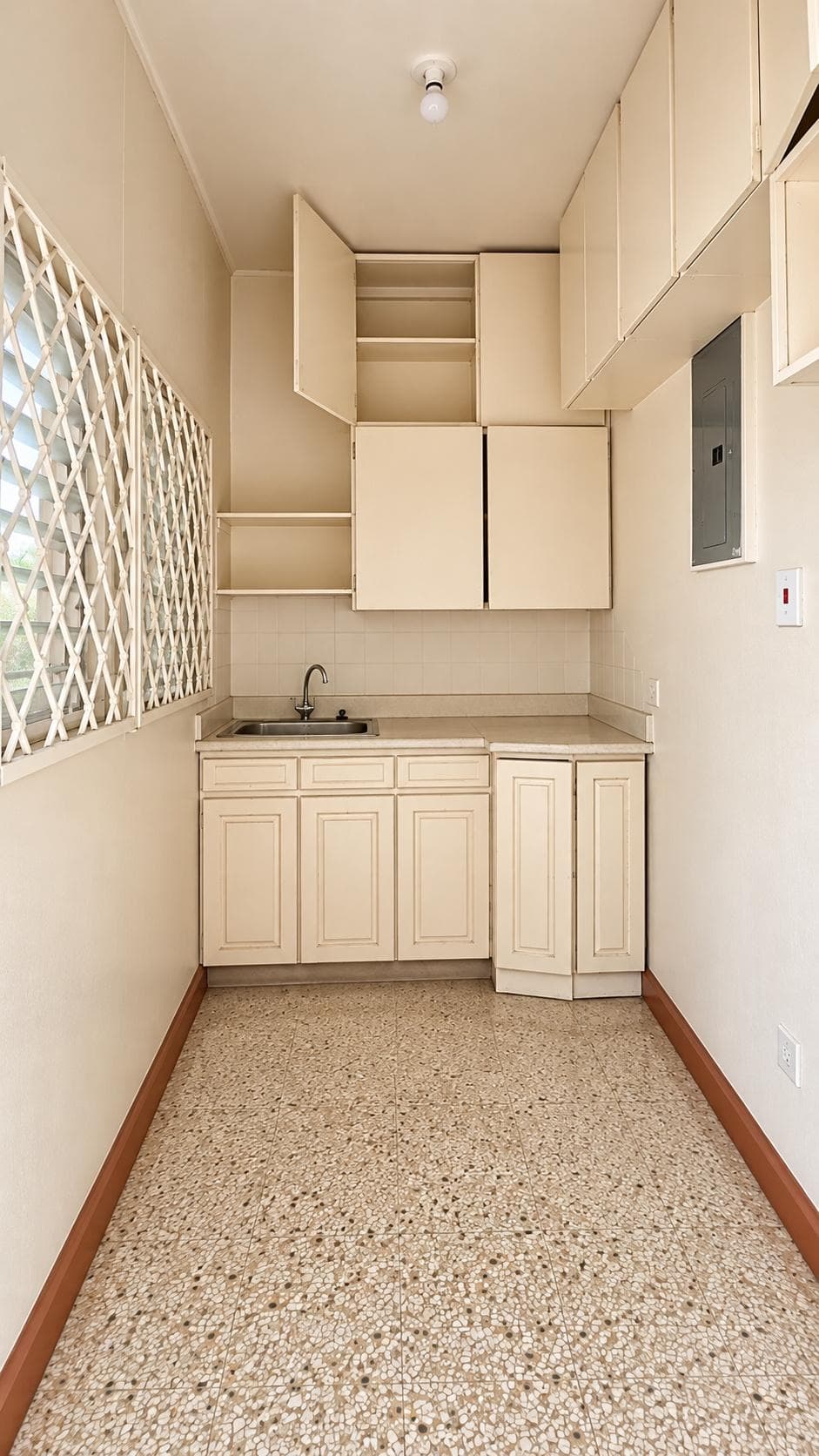 Unit 14, 15-15A KENSINGTON CRESCENT photo 4