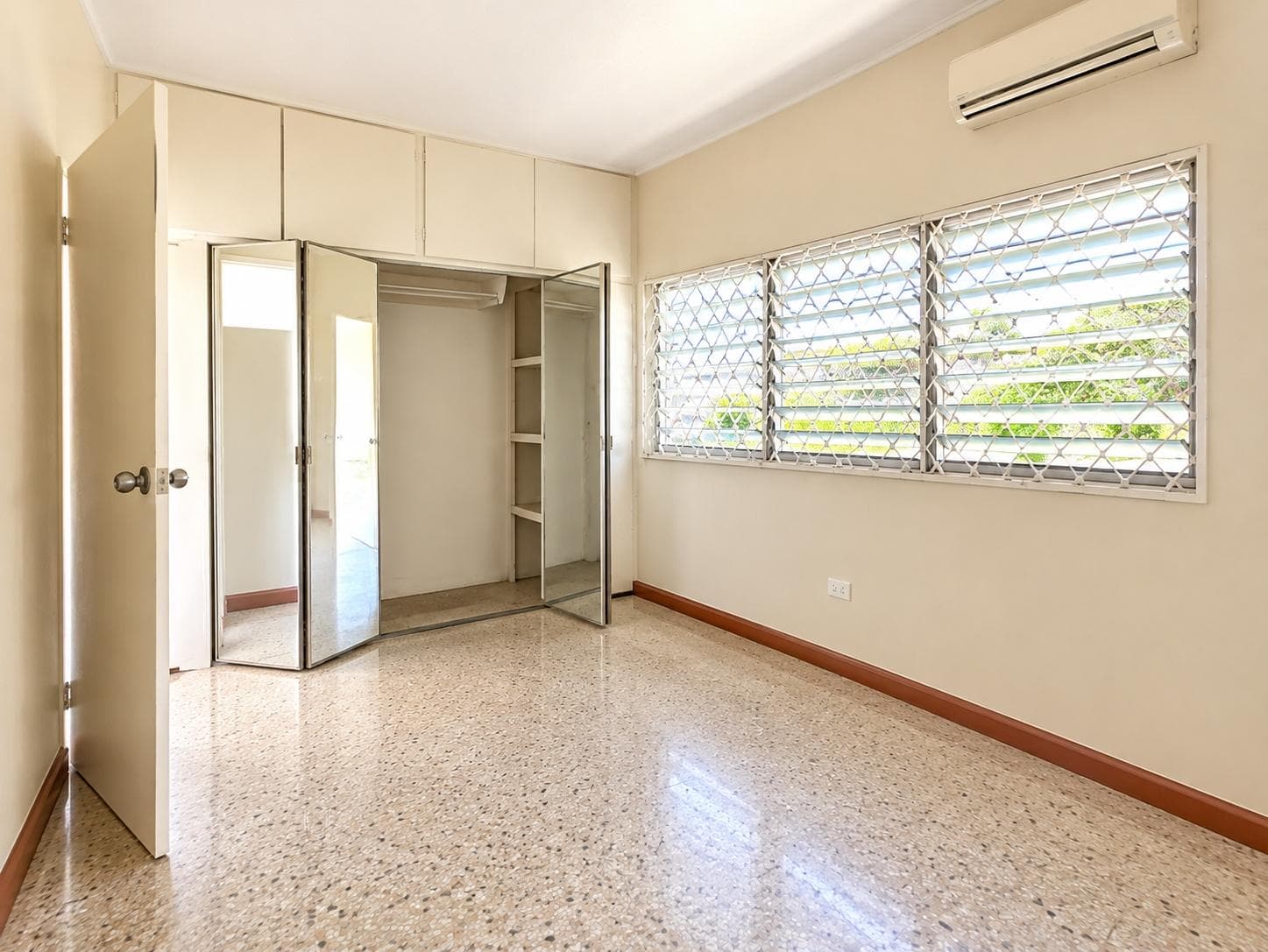 Unit 14, 15-15A KENSINGTON CRESCENT photo 5