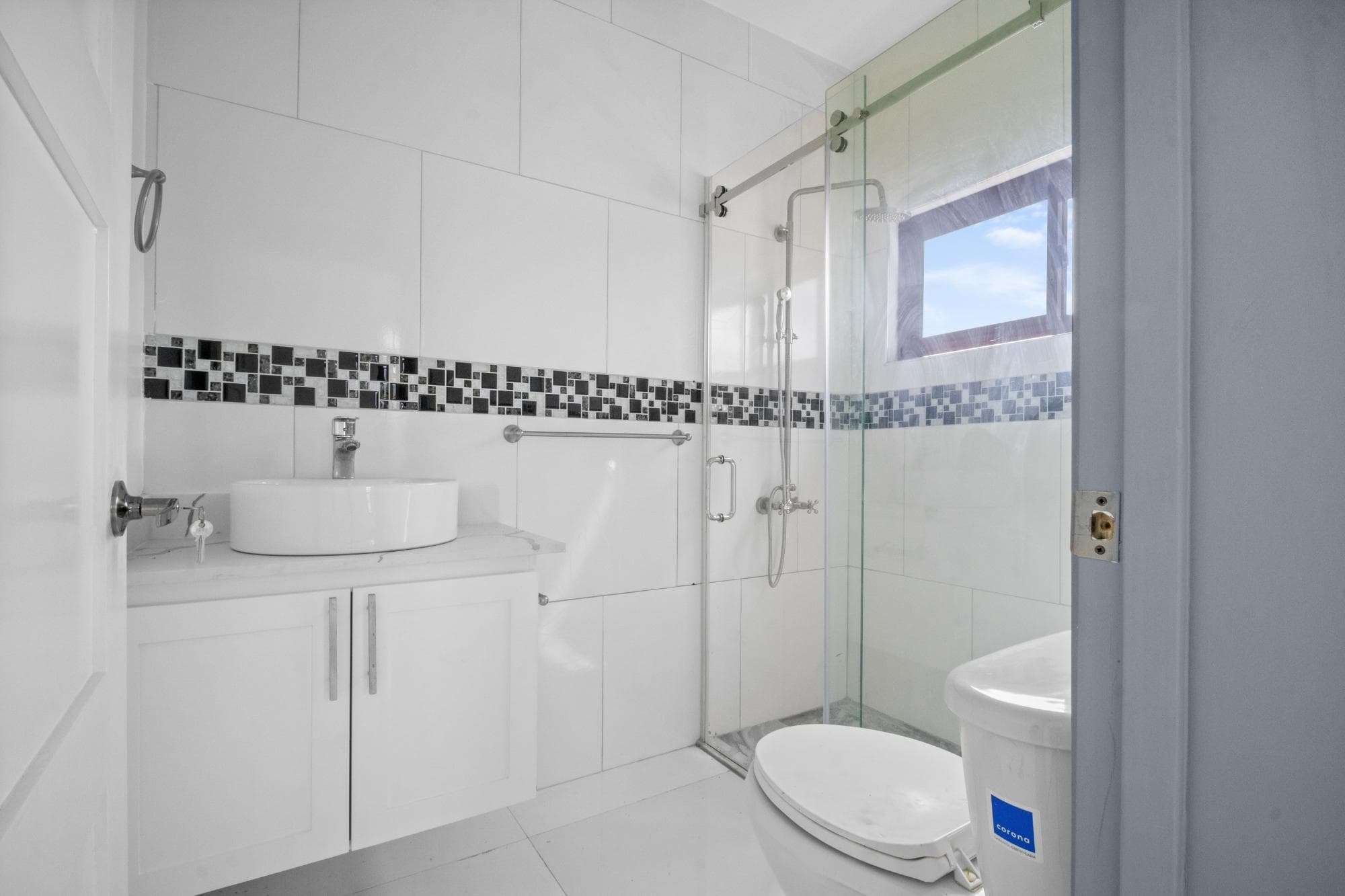 Unit 11, 16 LAWRENCE AVENUE photo 8