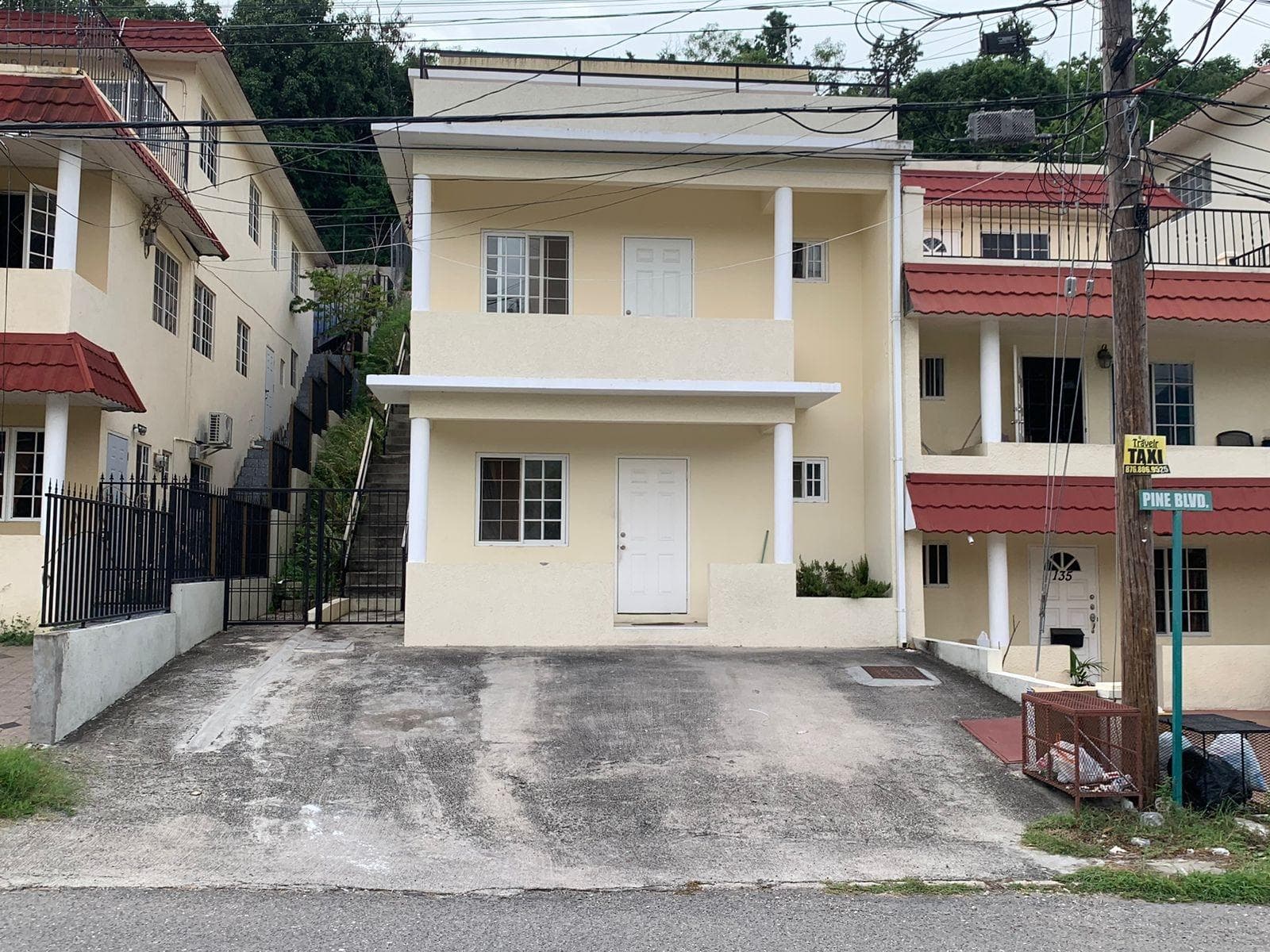 Unit Apt 2, 133 PINE BOULEVARD
